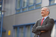 erfolgreicher unternehmer vor seinem bürogebäude