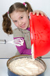 Mädchen beim Kuchen backen