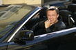 Mann im Cabrio