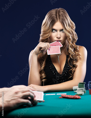 Foto: Woman doubt in a card gambling match Woman doubt in a card gambling match