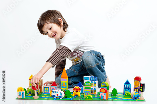 Foto: spielender Junge spielender Junge