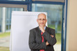 kaufmann präsentiert am flipchart