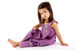 petite fille assise coquine sur fond blanc petite fille assise coquine sur fond blanc