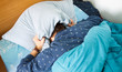 uomo a letto