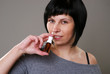 Junge Frau mit Nasenspray
