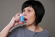 Junge Frau mit Asthmaspray