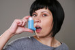 Junge Frau mit Asthmaspray