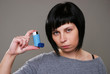 Junge Frau mit Asthmaspray