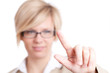 Frau tippt mit Zeigefinger an Glasscheibe
