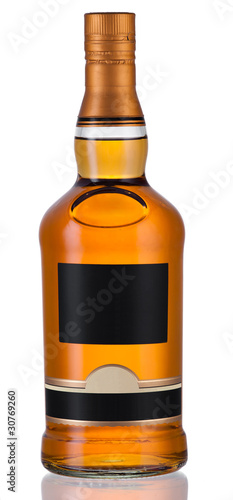 Foto: Full whiskey bottle isolated on white background Full whiskey bottle isolated on white background