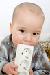 Baby mit Steckdose