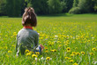 Kind in Blumenwiese