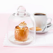 Photo: Dessert unter Glassglocke mit Kaffee Dessert unter Glassglocke mit Kaffee