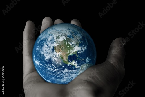 Foto: Man hand holding model of earth . Man hand holding model of earth .