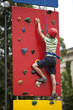 Foto: Kind an Kletterwand Kind an Kletterwand