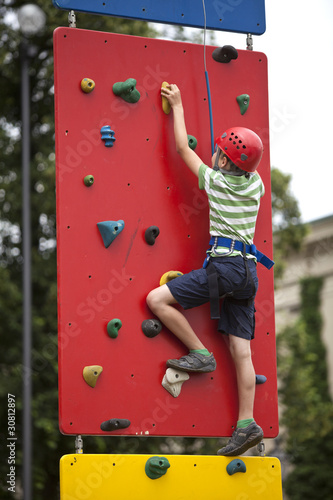 Photo: Kind an Kletterwand Kind an Kletterwand