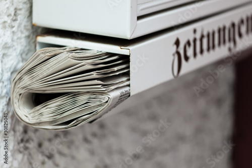 Foto: Zeitung in Briefkasten Zeitung in Briefkasten
