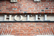 Hotel Schrift in Backsteinmauer