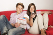 Paar schaut TV