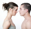 jeune couple s'affrontant du regard