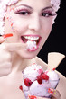 Beauty Frau mit Eis nascht mit Genuss Beauty Frau mit Eis nascht mit Genuss