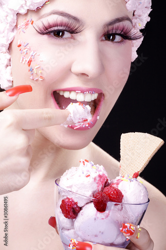 Photo: Beauty Frau mit Eis nascht mit Genuss Beauty Frau mit Eis nascht mit Genuss