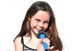 fillette qui chante avec son micro sur fond blanc fillette qui chante avec son micro sur fond blanc