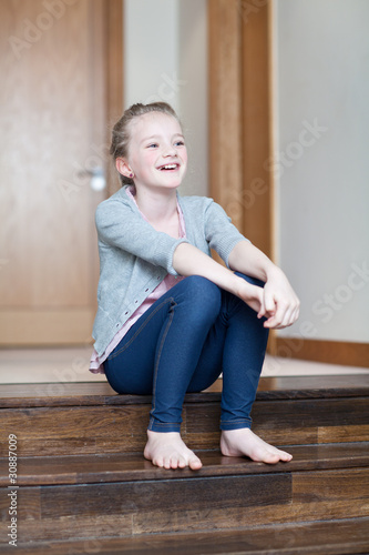 Foto: Girl sitting on wooden steps Girl sitting on wooden steps