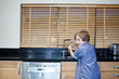 Foto: Boy doing the dishes in kitchen Boy doing the dishes in kitchen