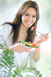 Foto: young beautiful woman eating salad young beautiful woman eating salad