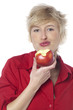 jeune femme savourant une pomme