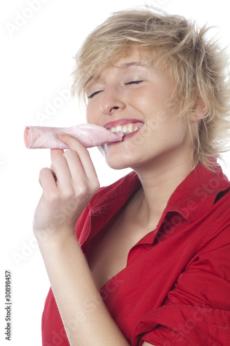 Foto: jeune femme dégustant du jambon jeune femme dégustant du jambon