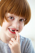 Foto: Closeup portrait of a cute smiling girl missing front teeth Closeup portrait of a cute smiling girl missing front teeth