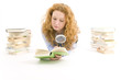 Frau mit Lupe und Buch