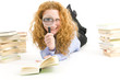 Frau mit Lupe und Buch