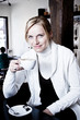 Frau trinkt Kaffee