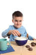 bambino sorridente fa colazione bambino sorridente fa colazione