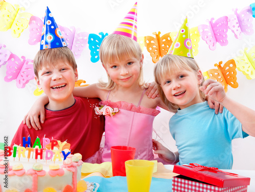 Foto: kids celebrating birthday party kids celebrating birthday party
