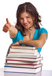 Foto: Frau hinter Bücherstapel zeigt Top Daumen Frau hinter Bücherstapel zeigt Top Daumen