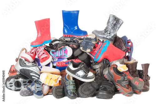 Foto: Pile of childrens old shoes #3 | Isolated Pile of childrens old shoes #3 | Isolated