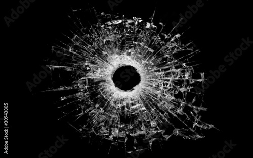 Foto: bullet hole in glass isolated on black bullet hole in glass isolated on black