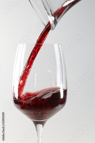 Photo: Rotwein einschenken Rotwein einschenken