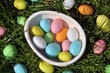 Uova di Pasqua colorate sull'erba