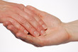 Eine Hand unterstützt eine andere