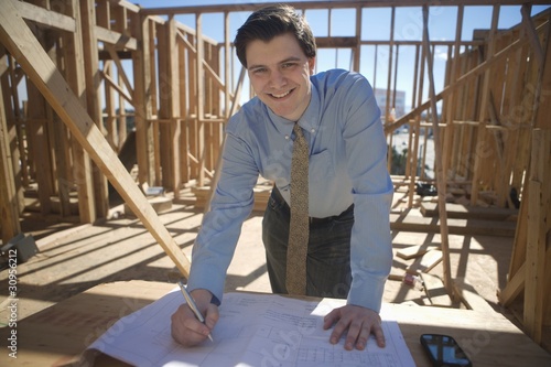 Foto: Site manager with building plans Site manager with building plans