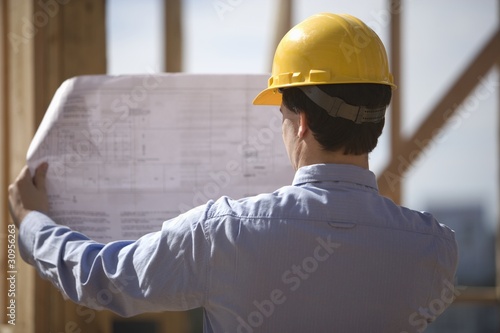 Foto: Site manager with building plans Site manager with building plans