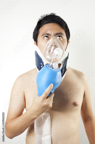 Photo: suffocate, A man using resuscitator to cure suffocating suffocate, A man using resuscitator to cure suffocating