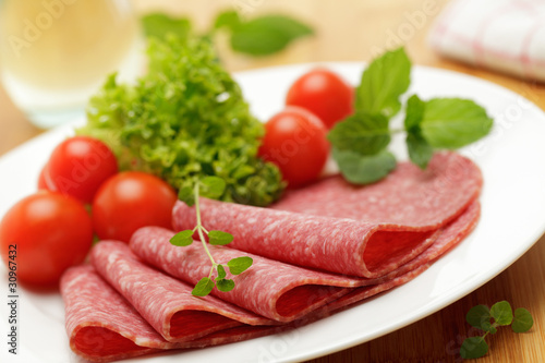 Foto: Salami mit Kirschtomaten Salami mit Kirschtomaten