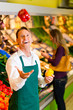 Mann im Supermarkt als Verkäufer