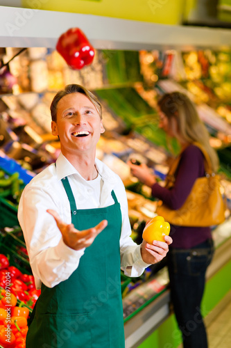 Foto: Mann im Supermarkt als Verkäufer Mann im Supermarkt als Verkäufer